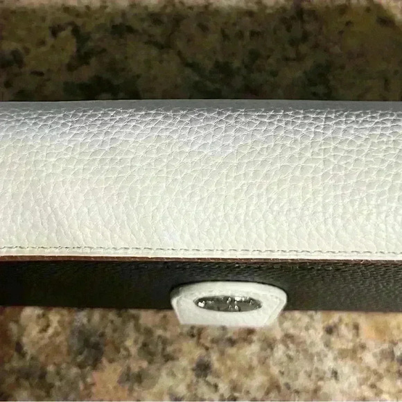 Stone Mountain USA Womans Black And Cream Faux Leather Wallet with Zipper & Snap - Picture 11 of 13